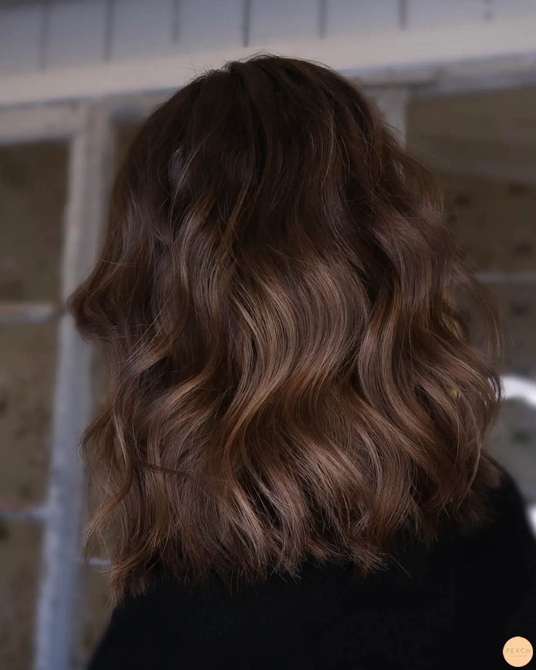 subtiel bruin suikerhaar op donker brunette haar