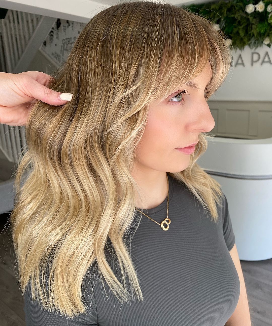 cheveux blonds dorés et ensoleillés