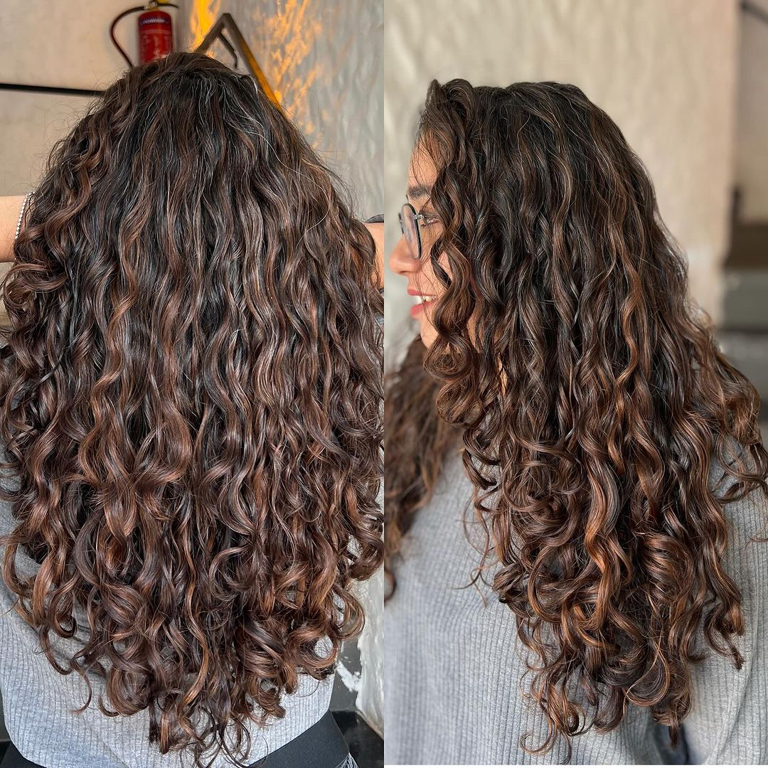 pelo rizado castaño chocolate cálido