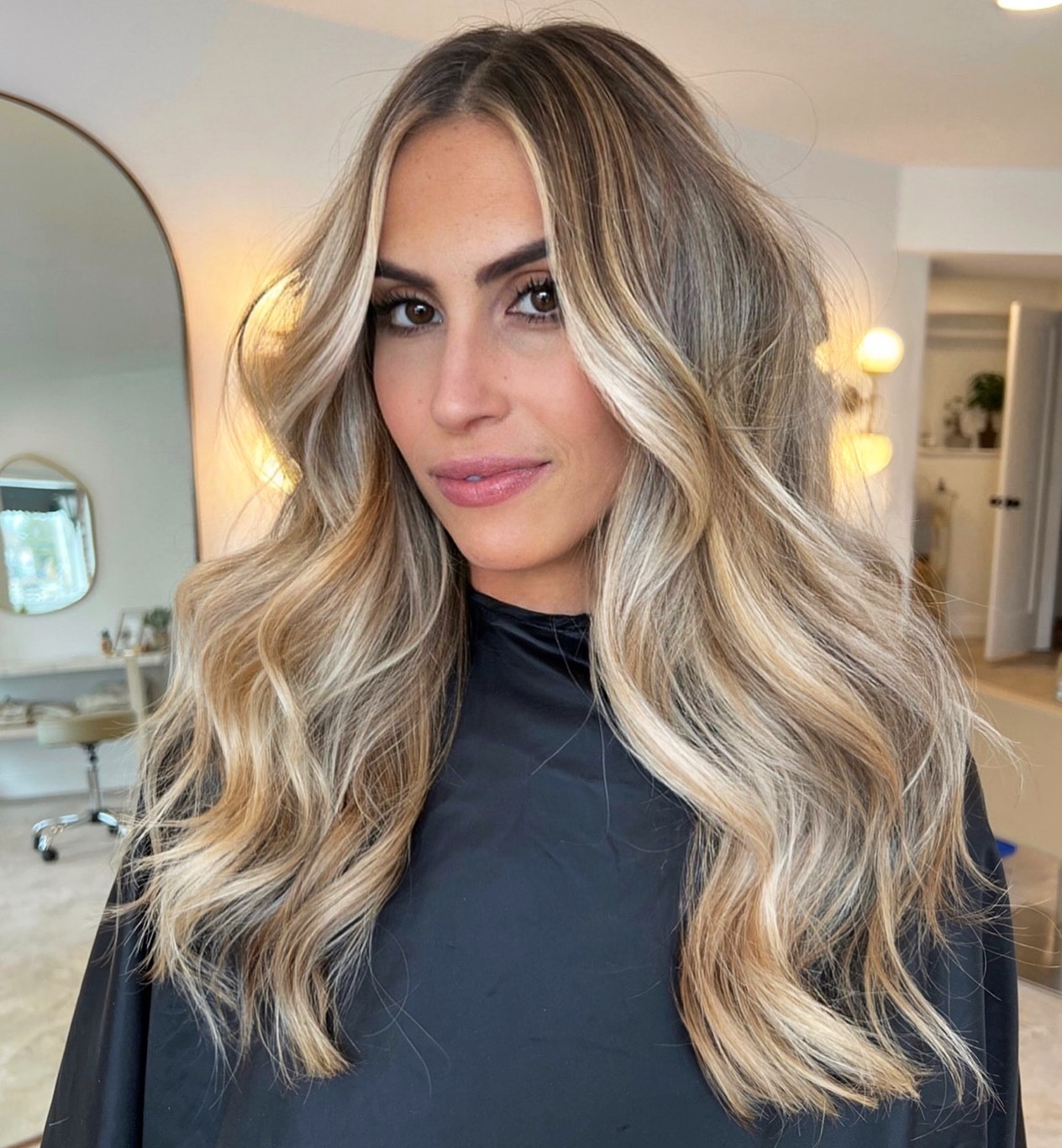 Heldere blonde highlights met zachte karamel lowlights