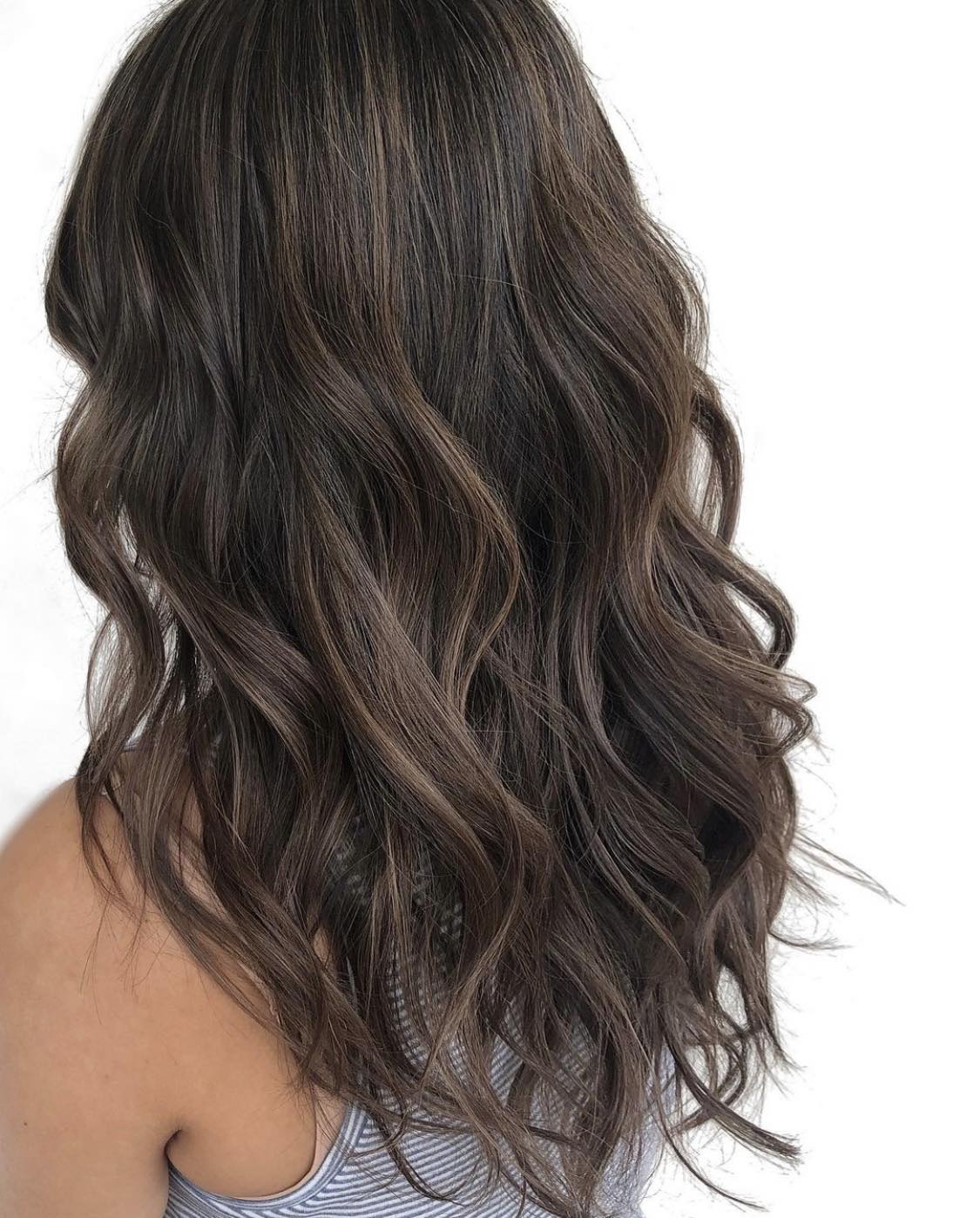 Mechas de chocolate con leche para cabello oscuro