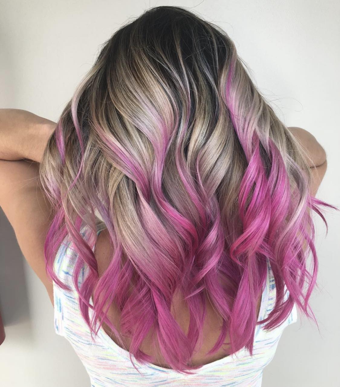 Cheveux roses chatoyants