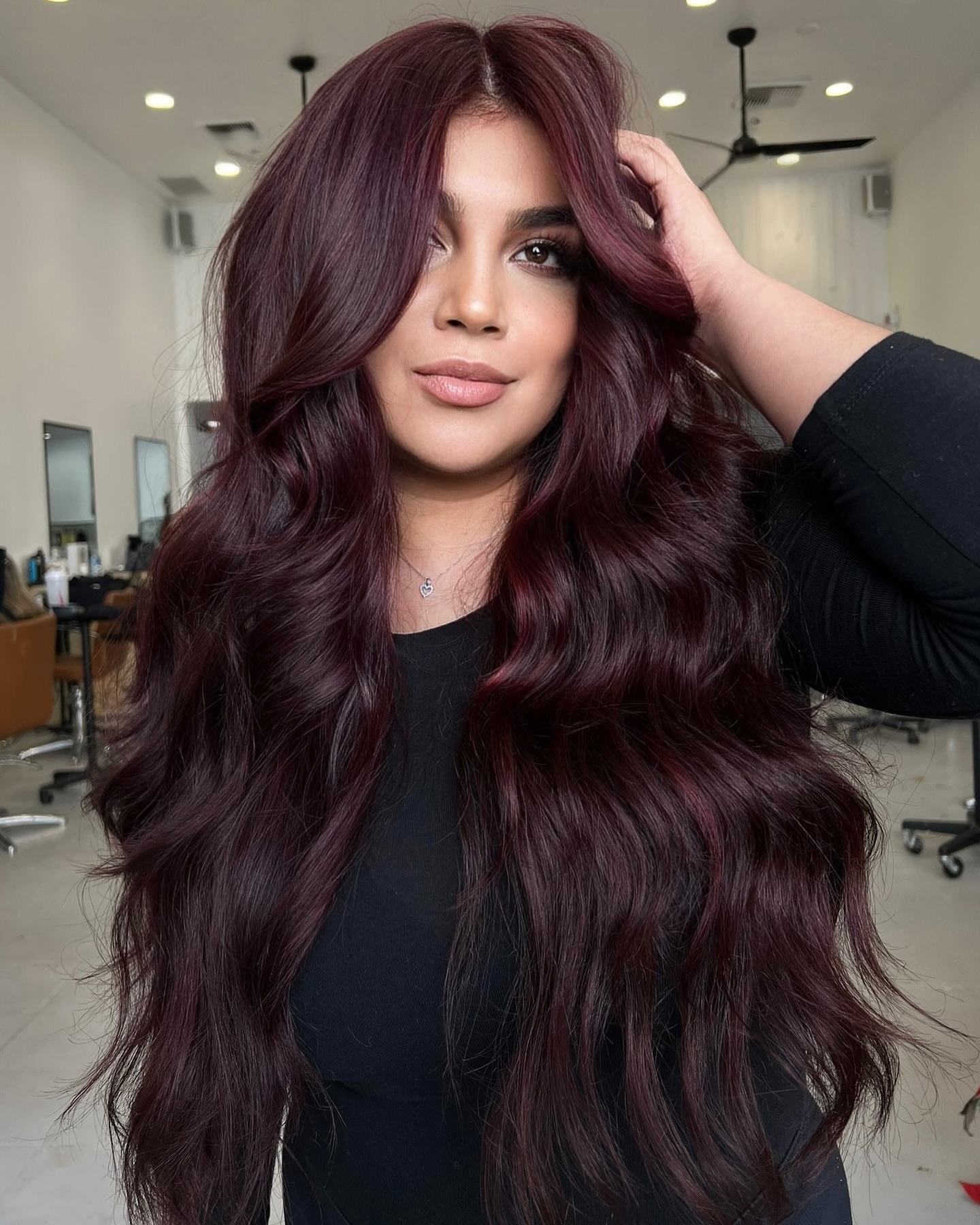 cheveux bordeaux foncé