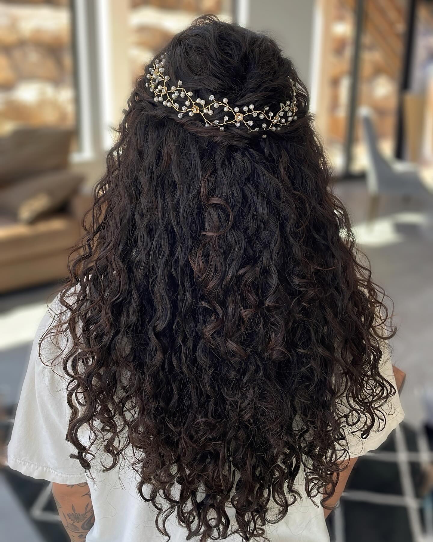 half-up half-down curls met accessoire