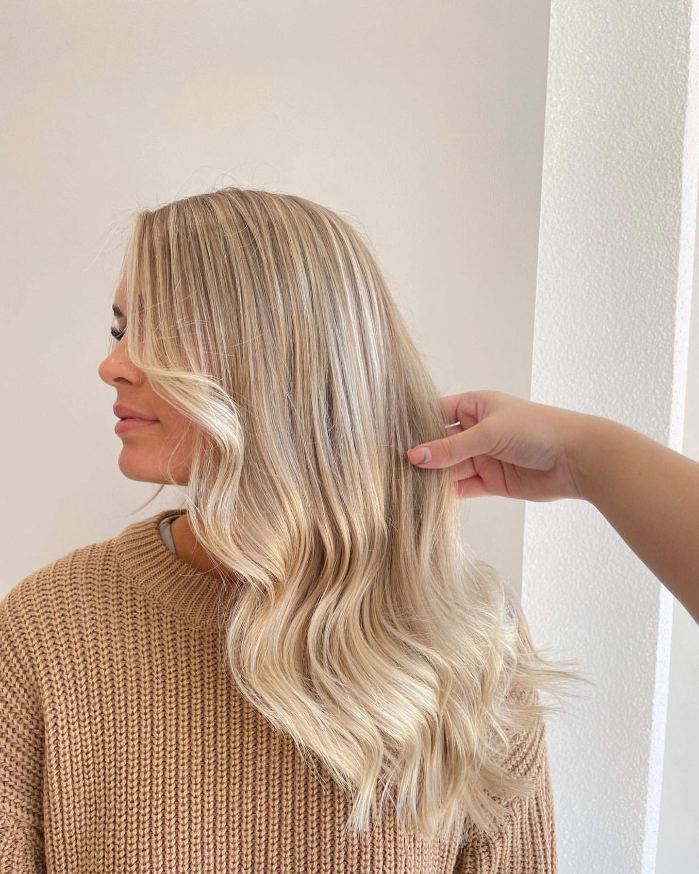 cheveux blond clair avec mèches basses