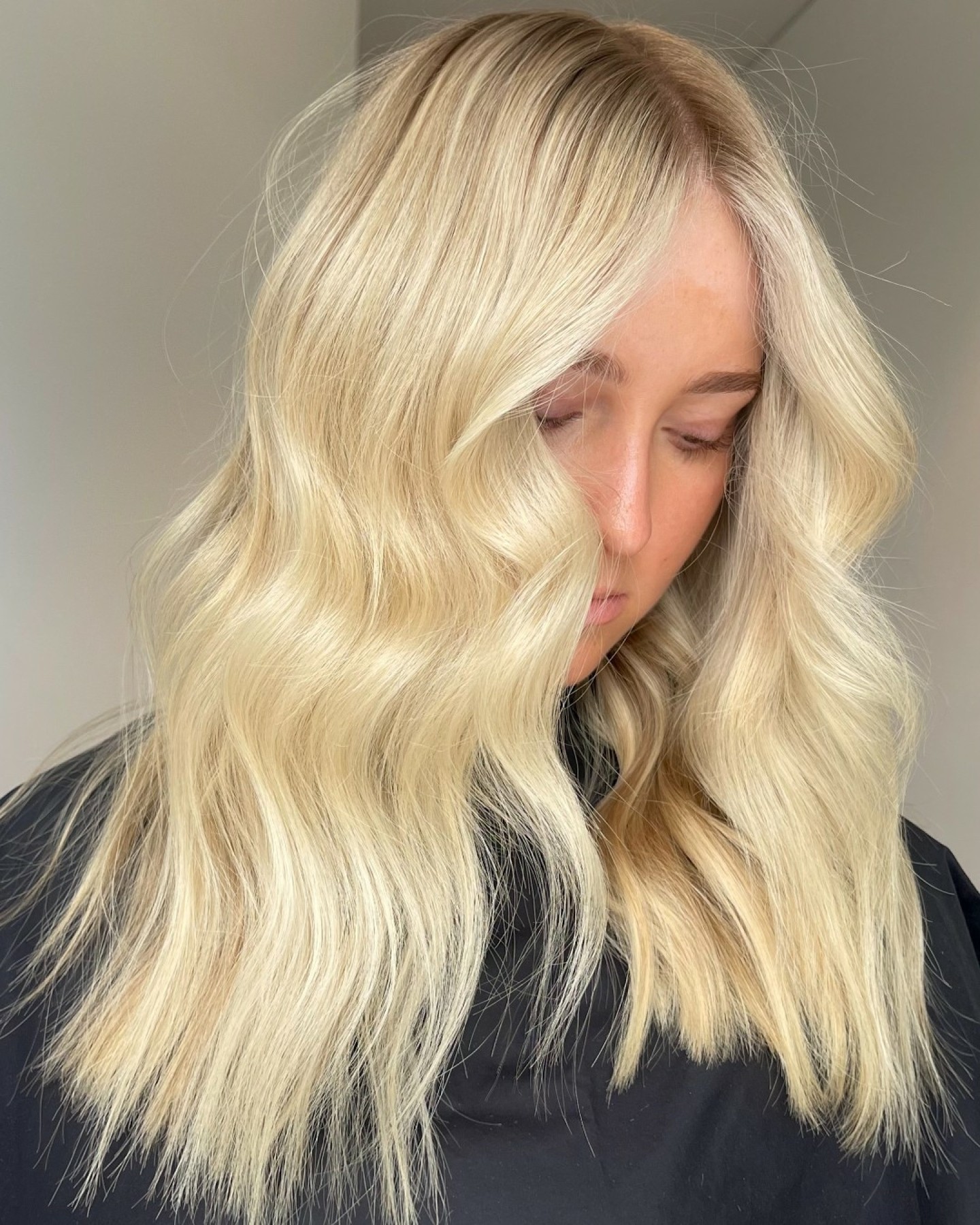 cheveux blonds décolorés dorés