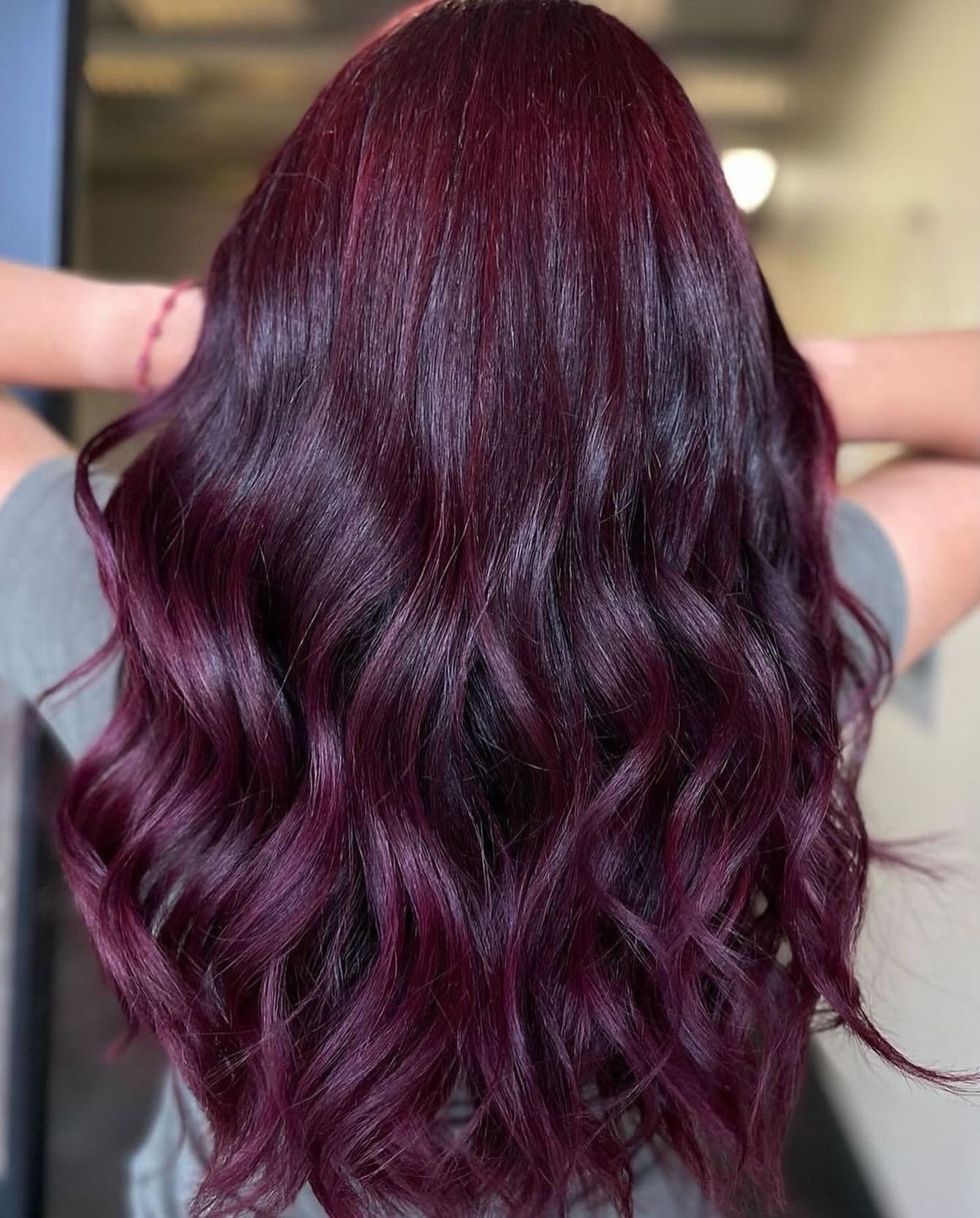 cabelo violeta escuro cor de vinho