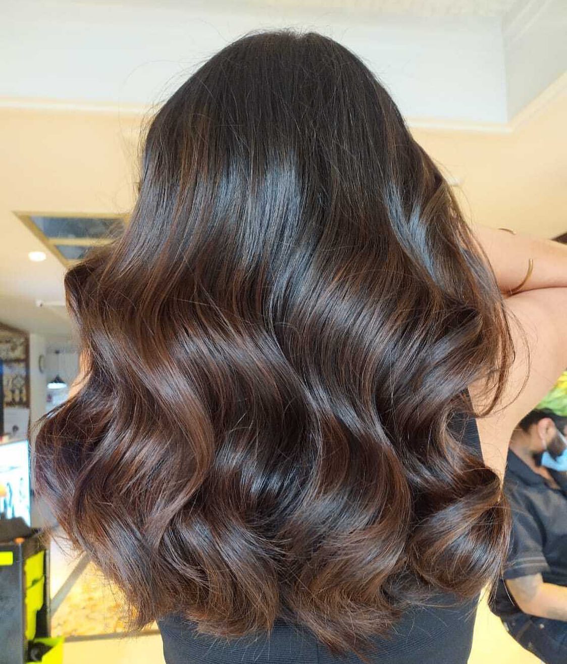 karamelkleurige highlights op donker haar