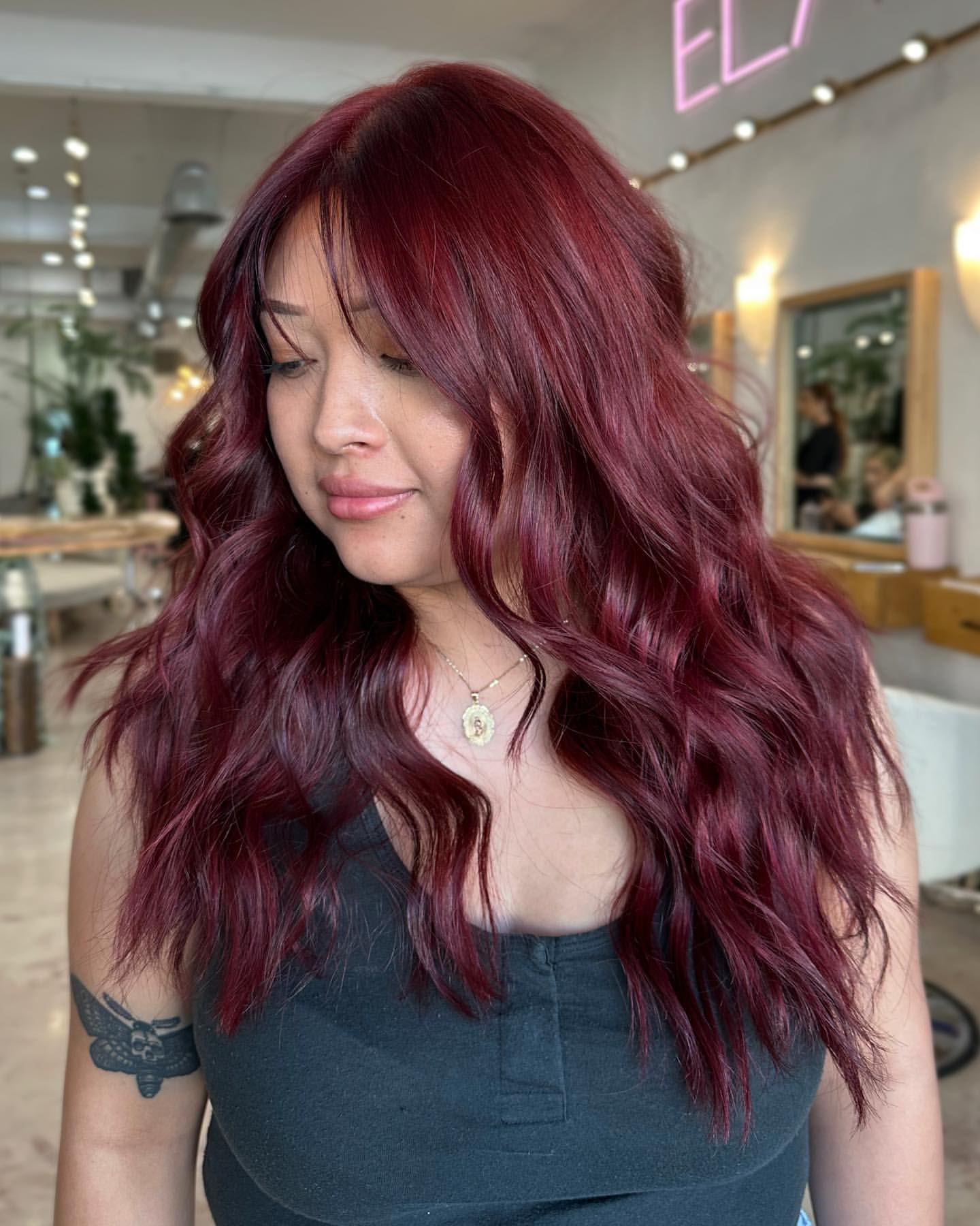 cheveux chauds bordeaux foncé