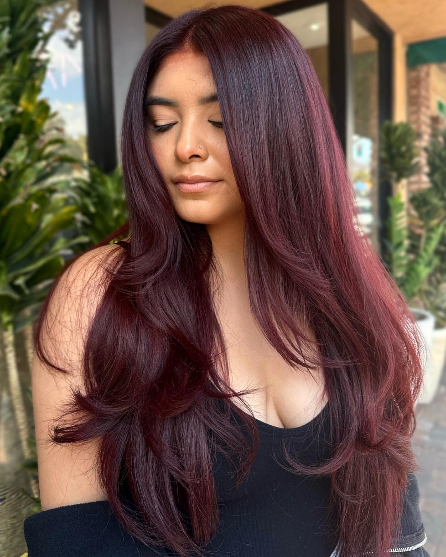 cheveux bordeaux foncé