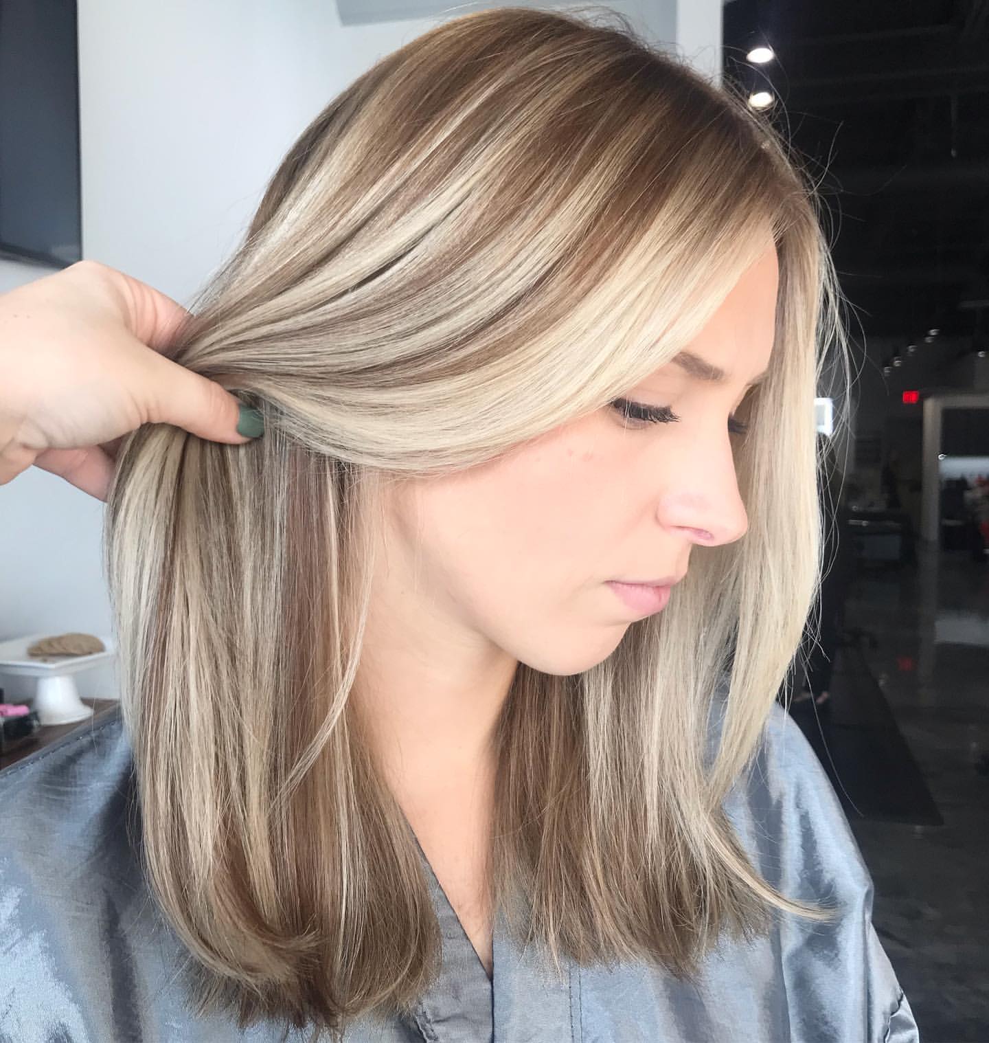 cheveux blonds avec des mèches et des basses lumières très prononcées