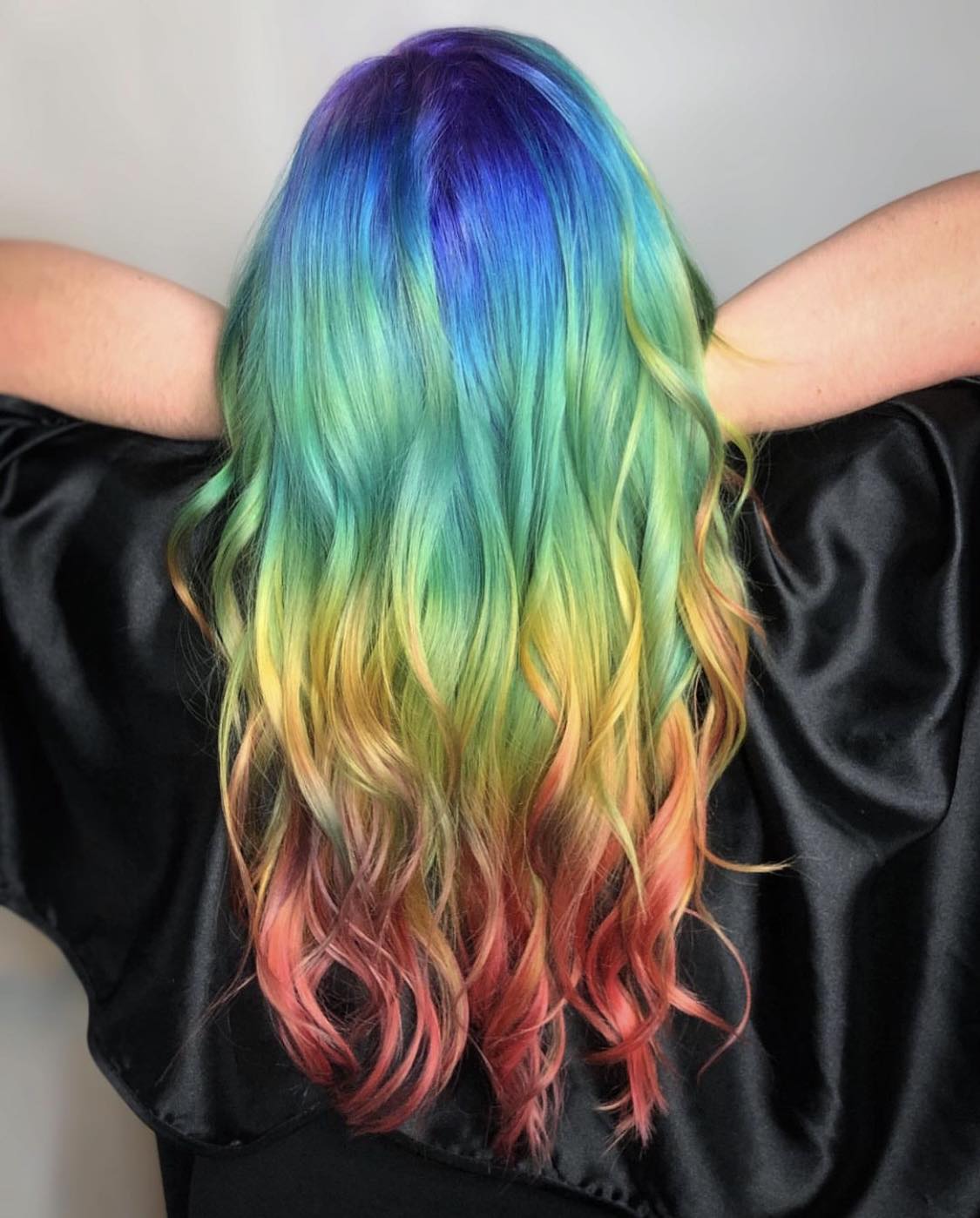 Cheveux multicolores arc-en-ciel