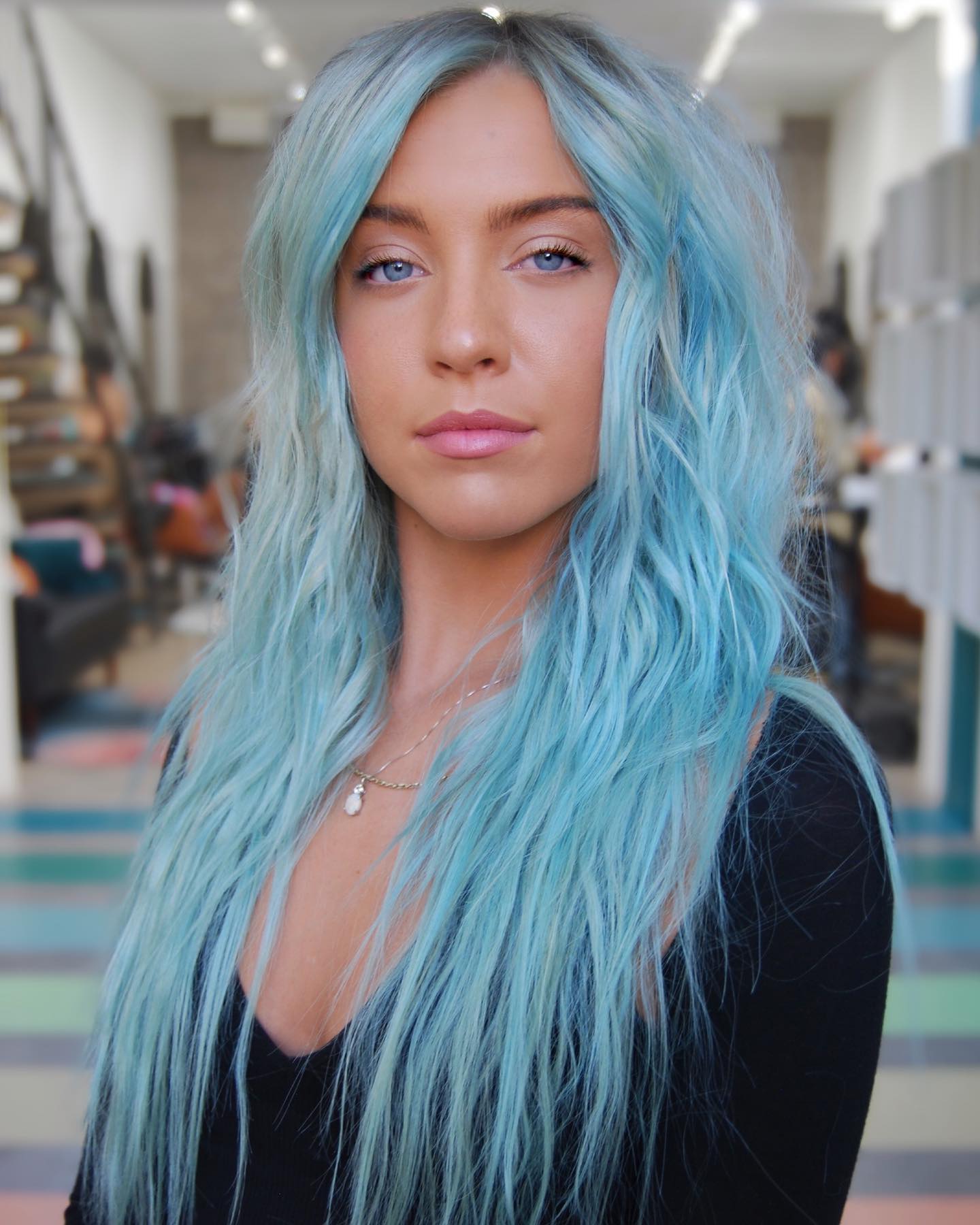 cabelo azul brilhante