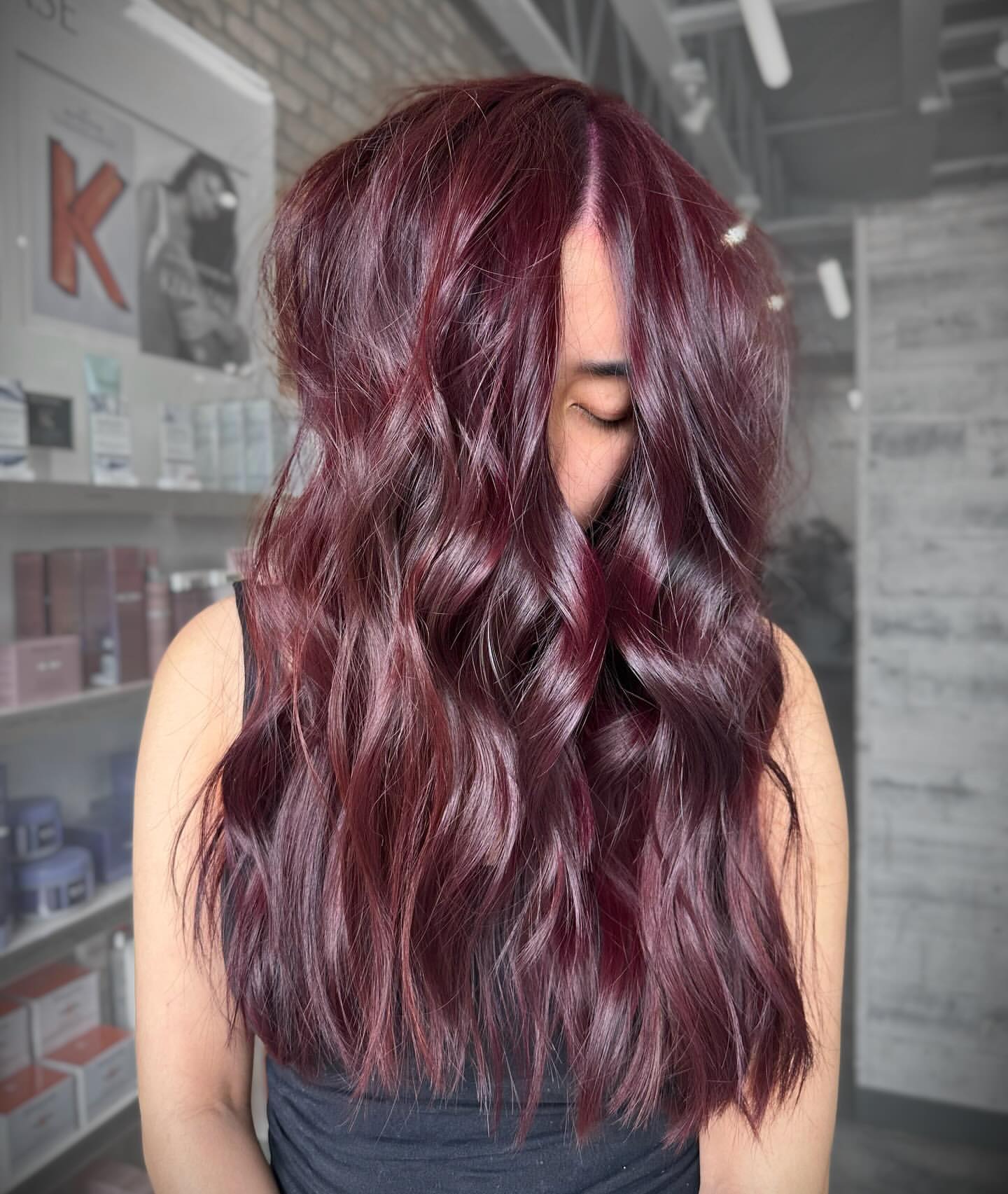 capelli scuri e lucenti di colore bordeaux