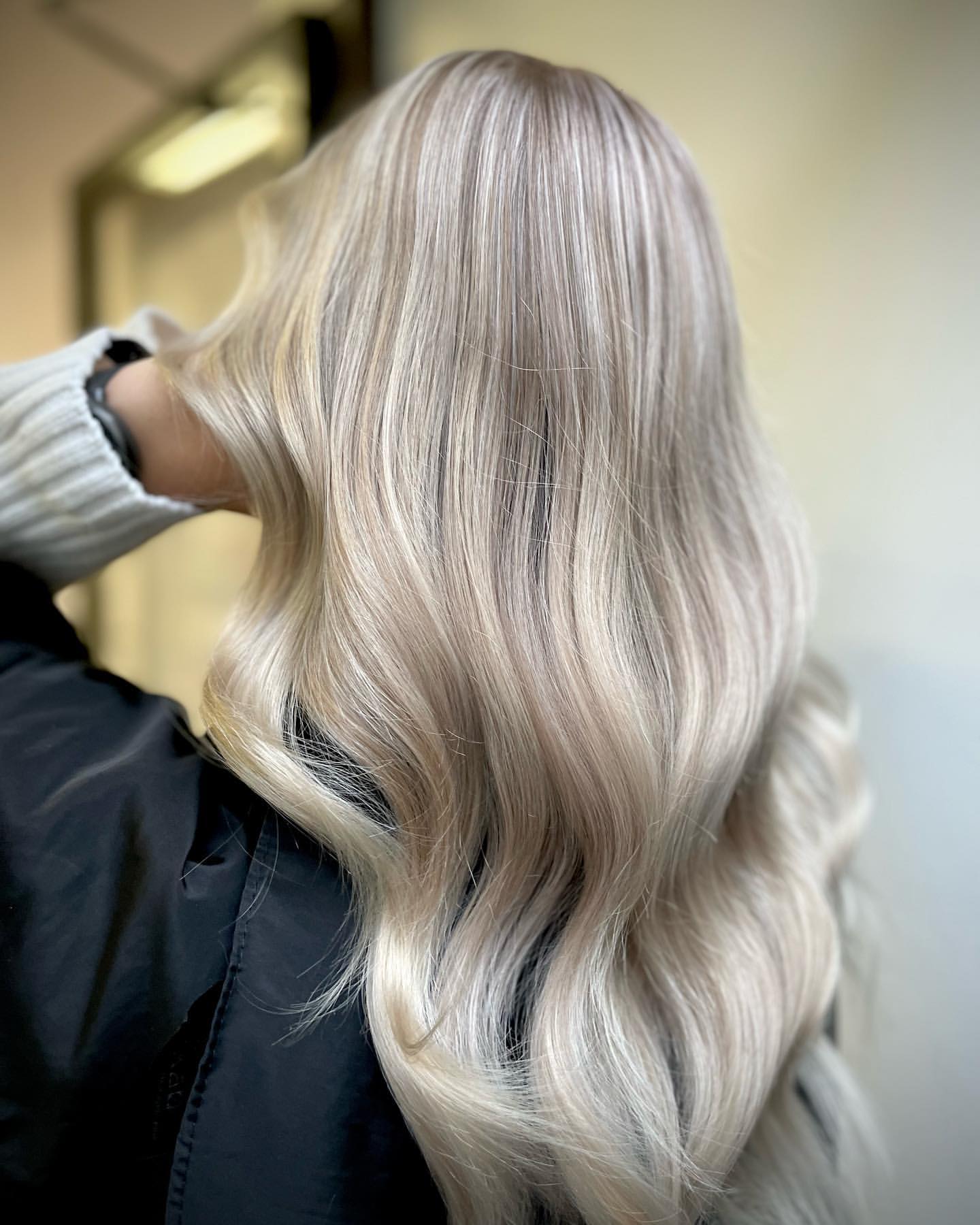 blond platine avec des reflets fumés