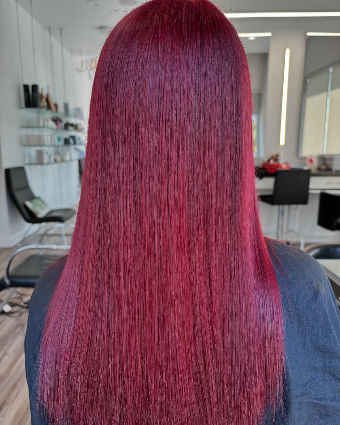 cabello liso de color rojo cereza intenso