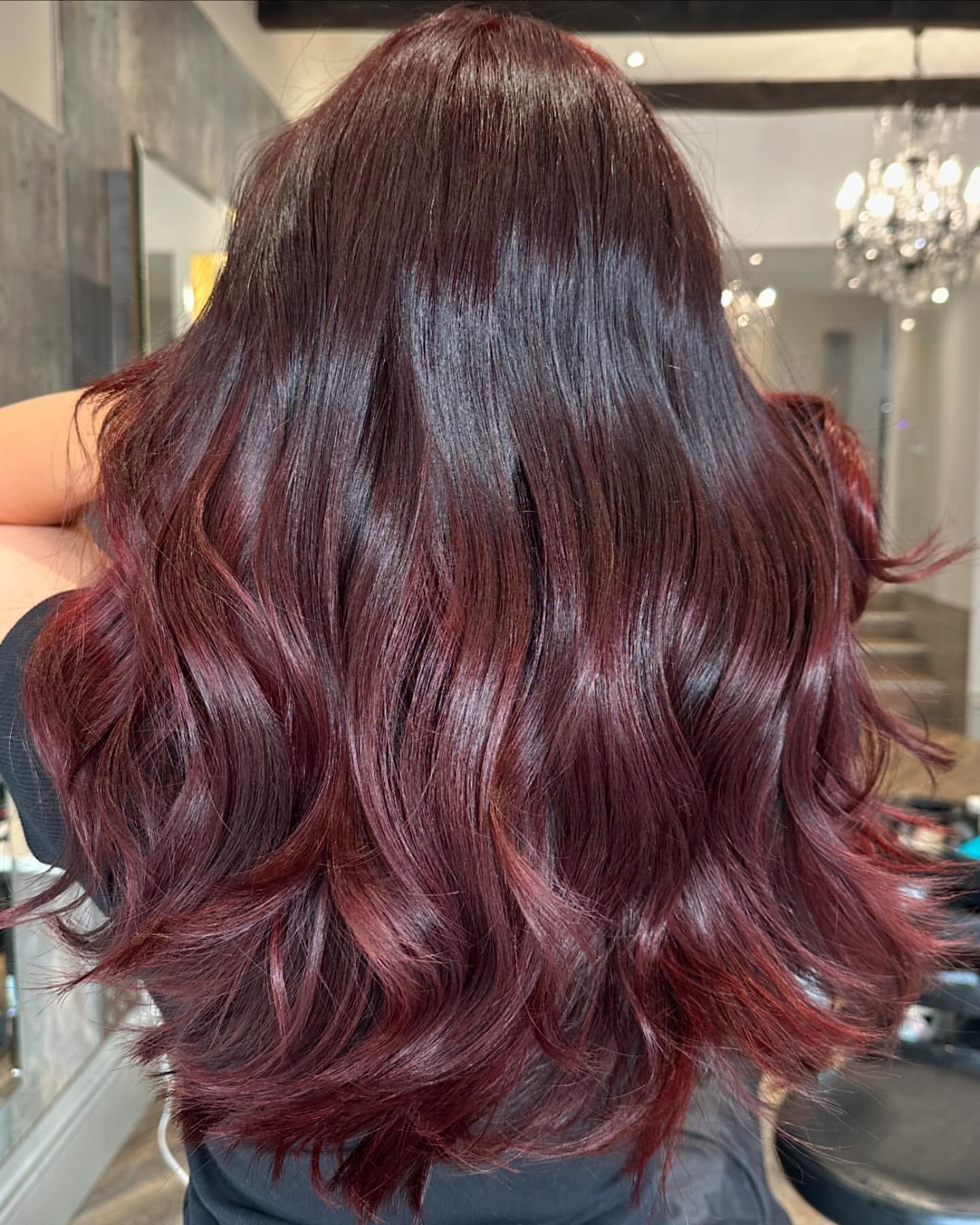 cabelo cor de vinho escuro e volumoso