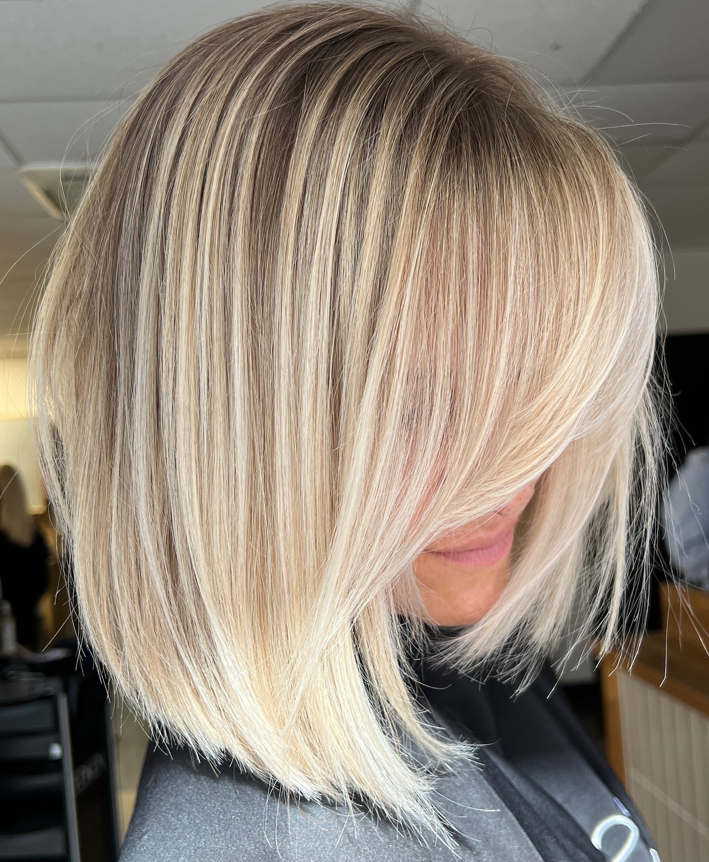 mèches blond nacré avec basses lumières taupe