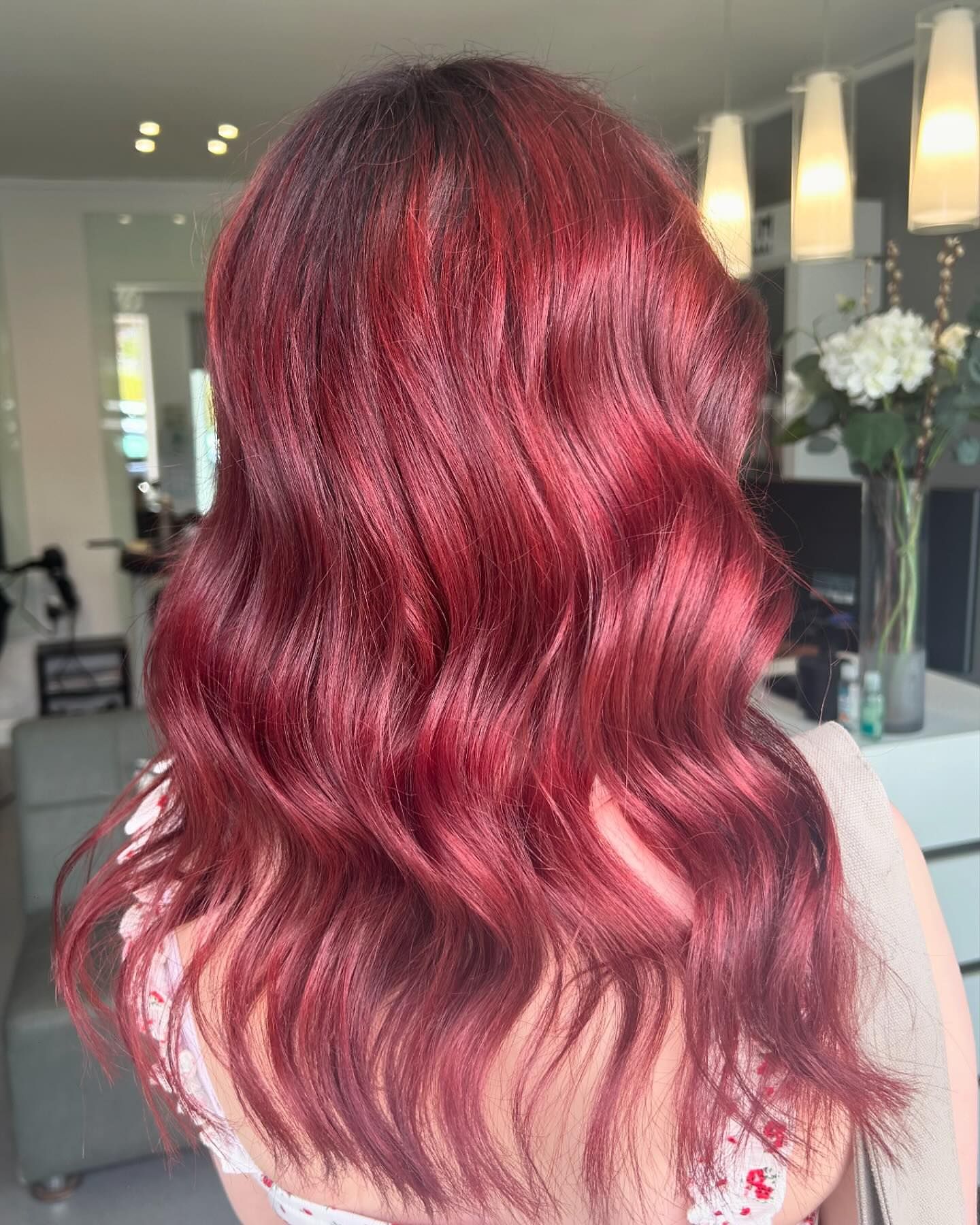 cheveux rouge cerise rose