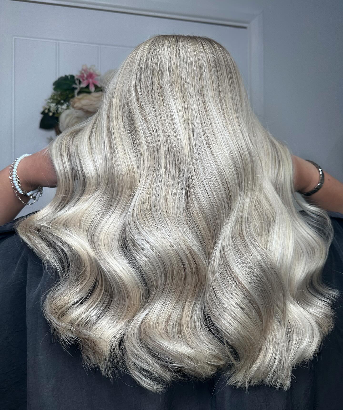 cheveux blonds cendrés avec mèches basses