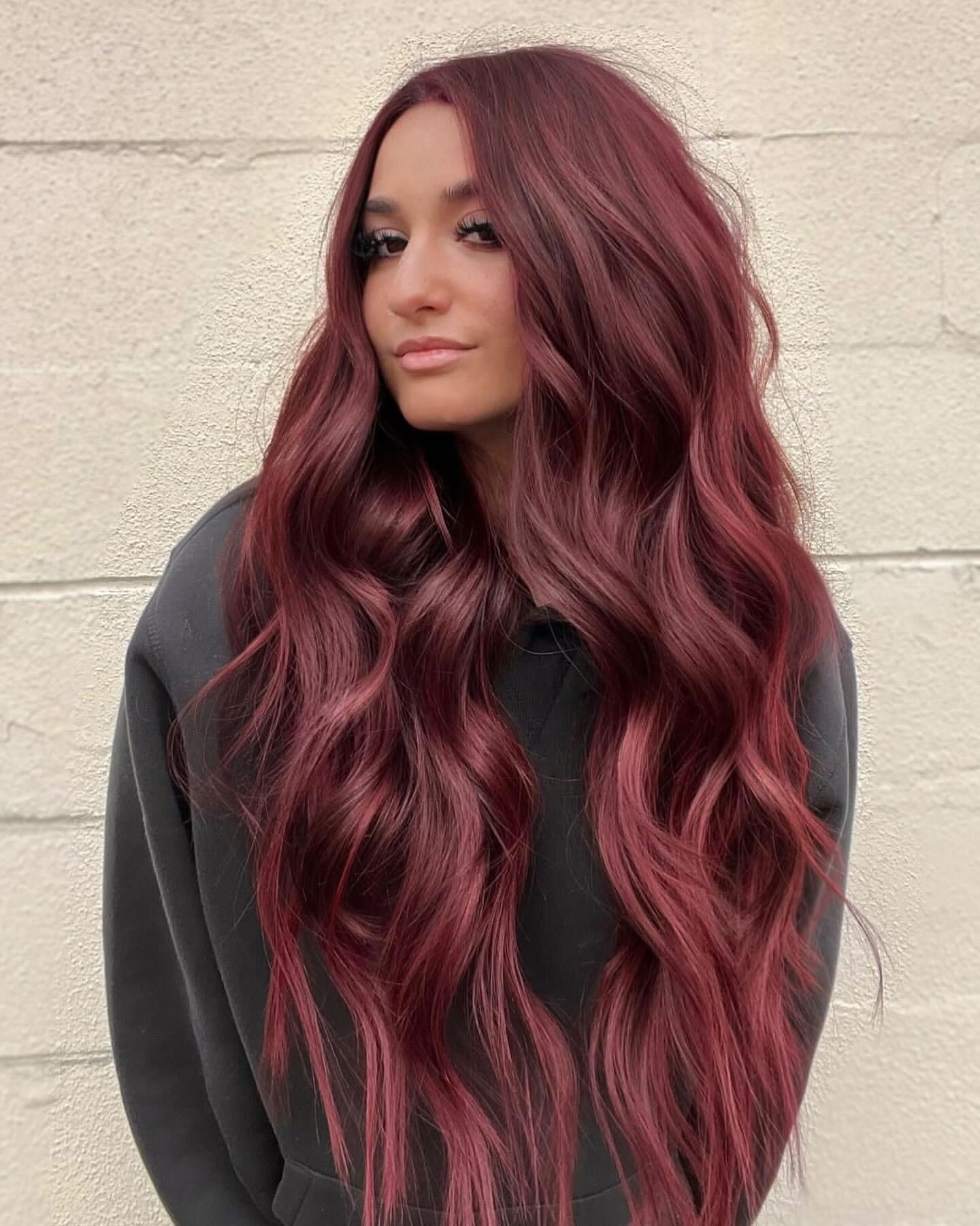 longs cheveux rouge cerise foncé