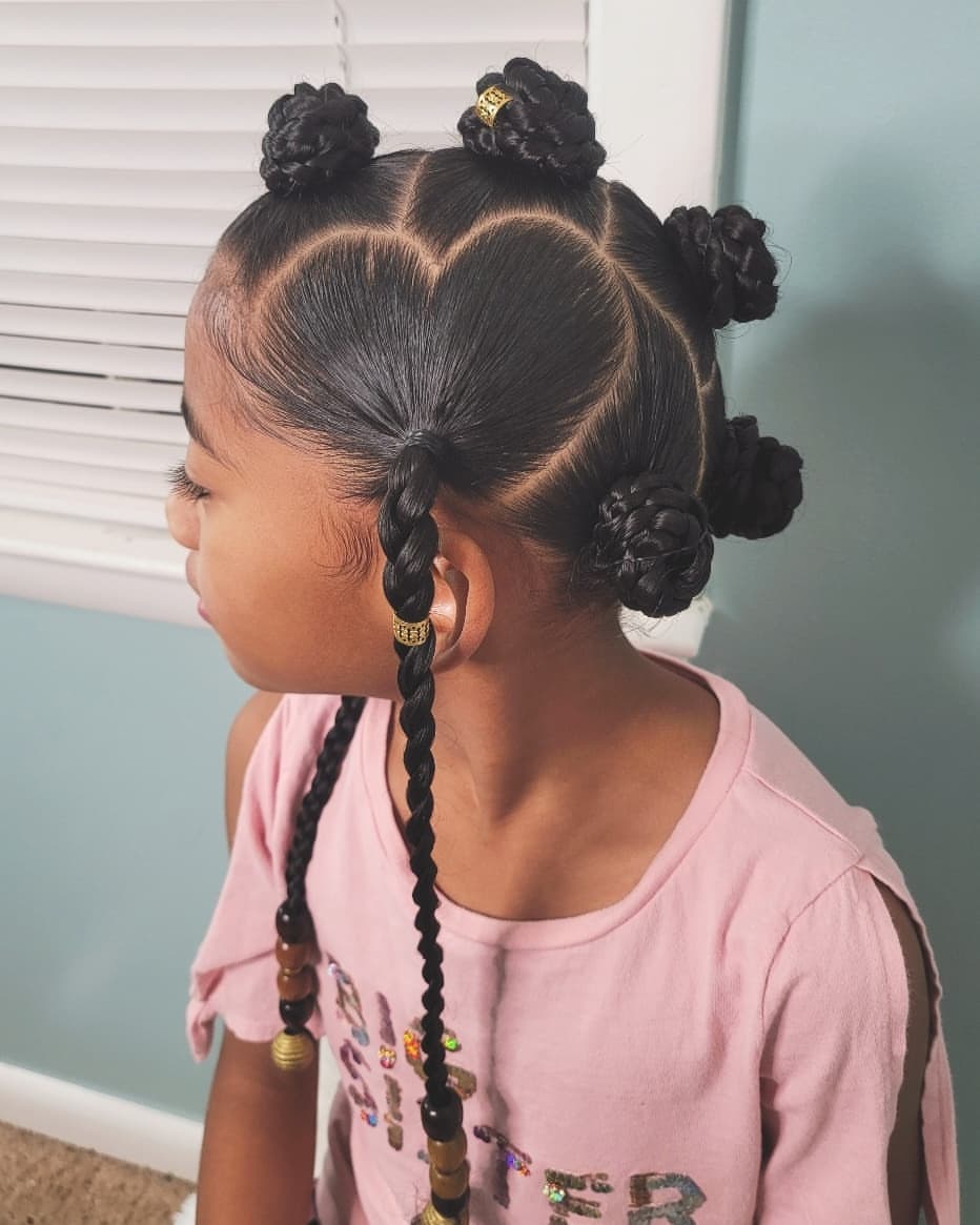 Tranças Bantu Knots e uma forma de coração