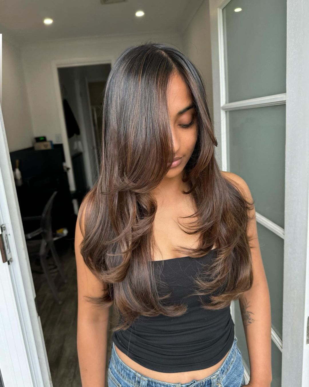 Balayage castanho chocolate com camadas saltitantes