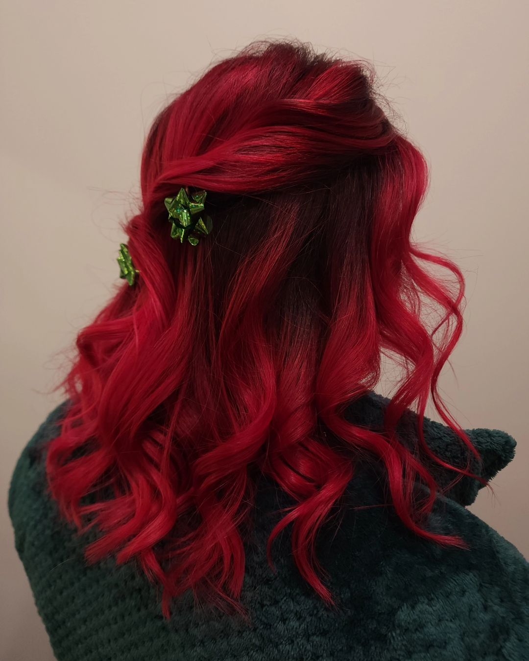 Cheveux mi-longs rouges de Noël