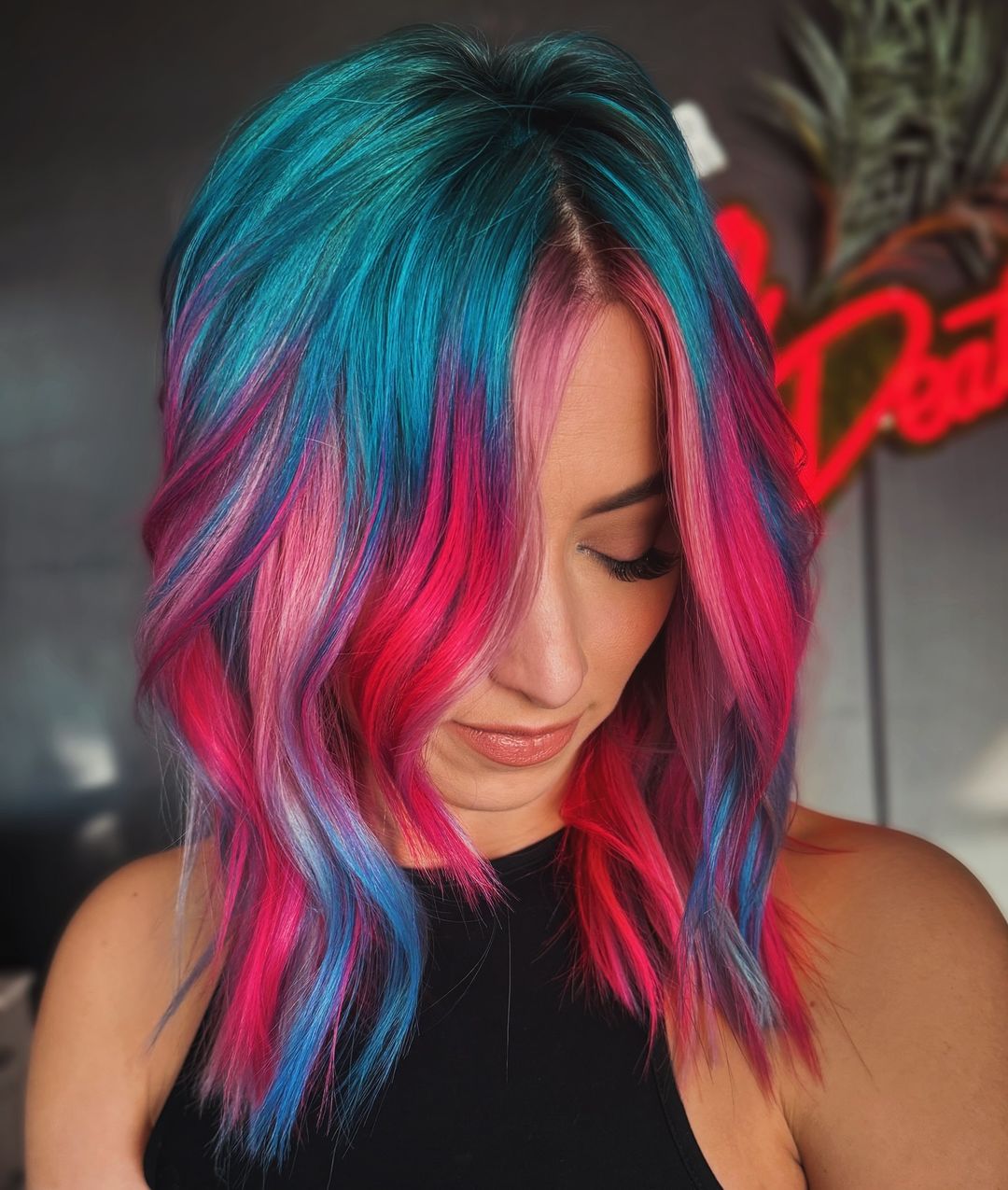 Colore dei capelli autunnale di tendenza al neon per il 2024