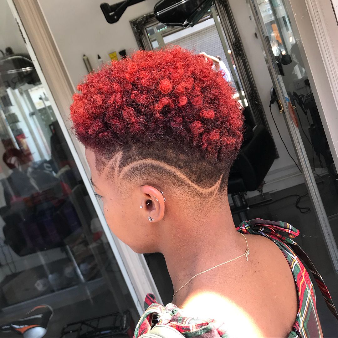 Taglio rosso affusolato per capelli afro