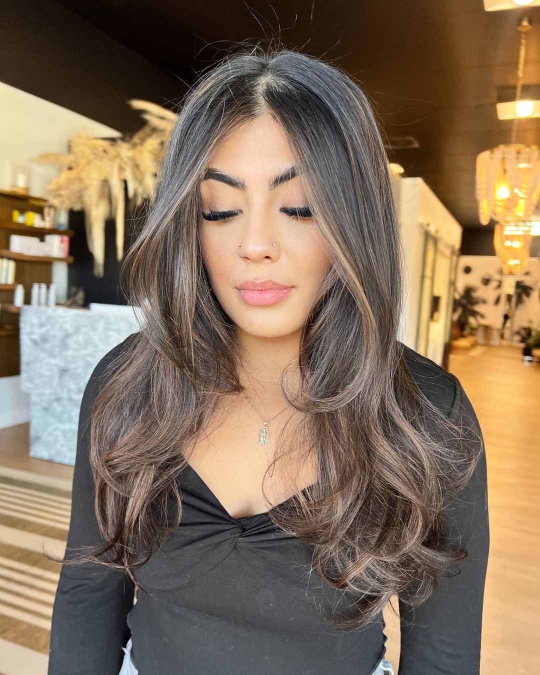 mechas de dimensión sutil para cabello castaño