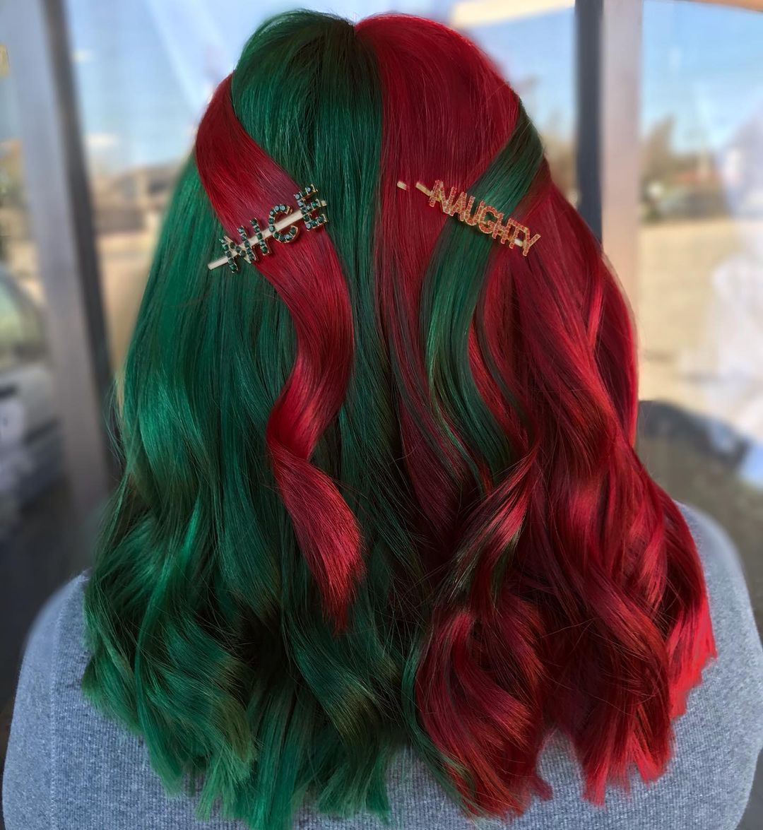 Coiffure ondulée verte et rouge