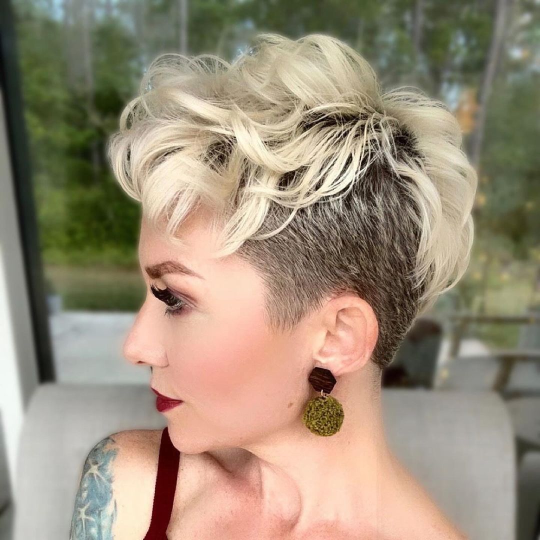 coupe pixie ondulée avec texture