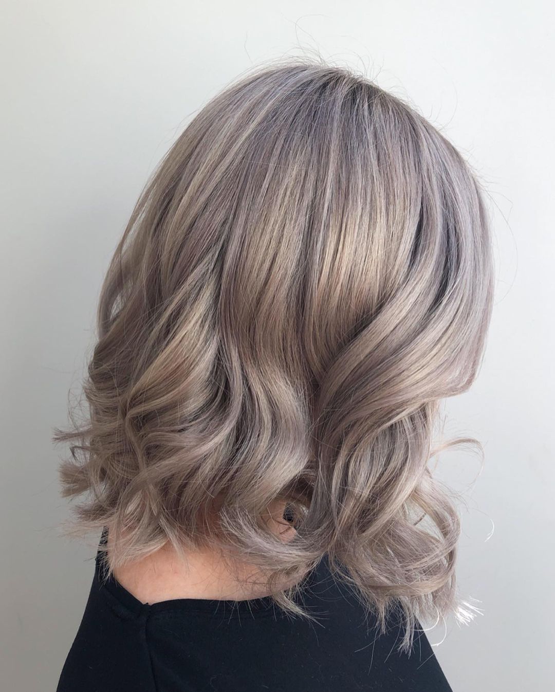 cheveux blonds cendrés