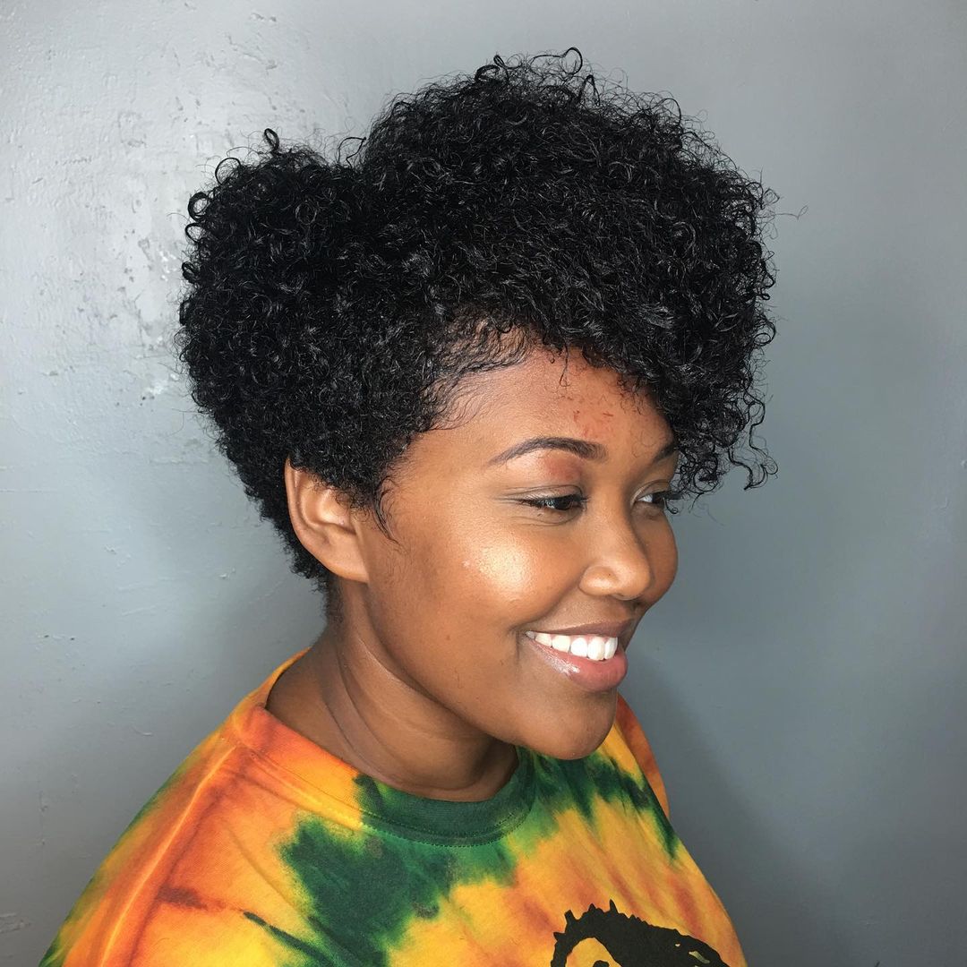 coupe asymétrique effilée pour cheveux afro