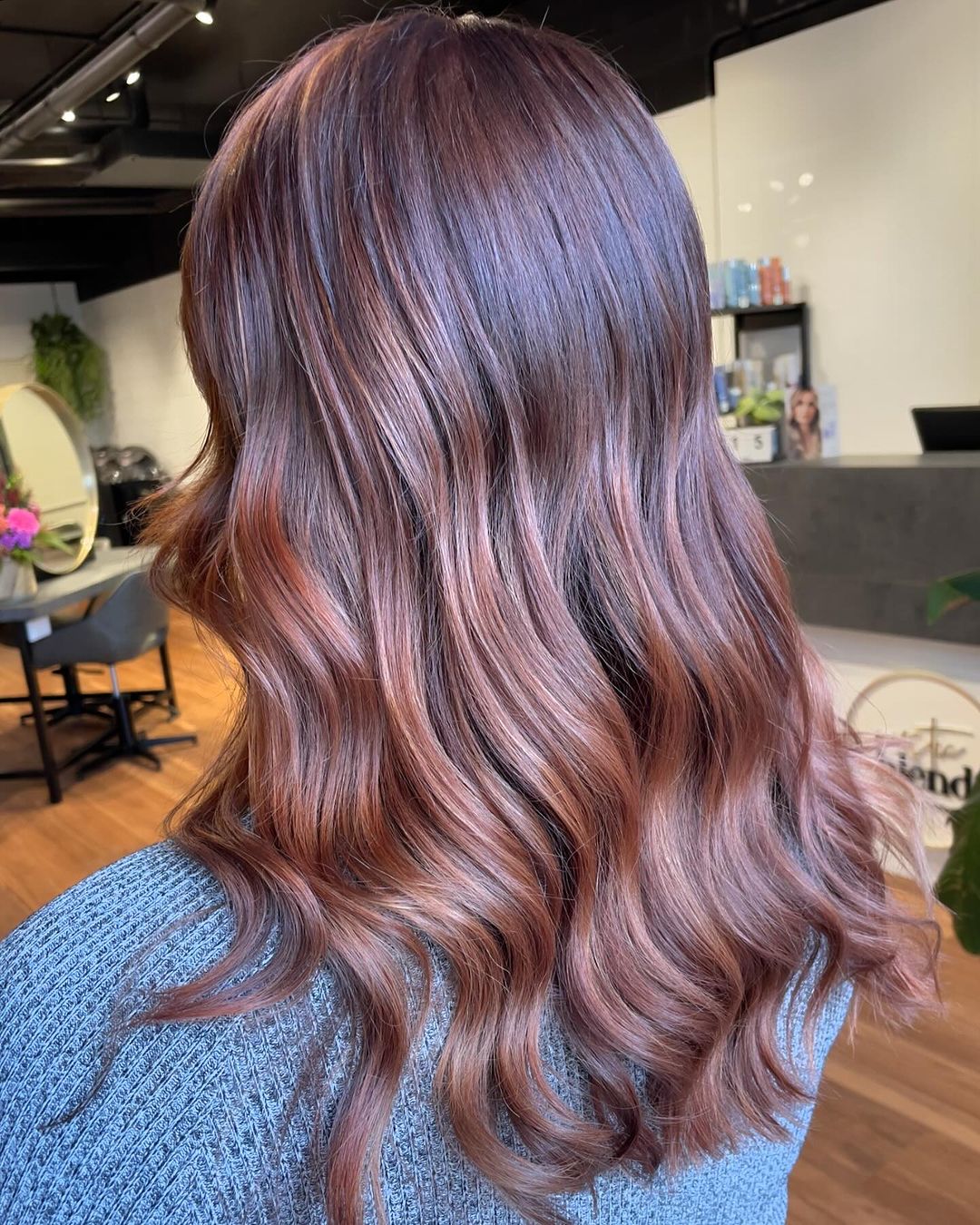 cheveux cuivrés auburn avec pointes plus claires