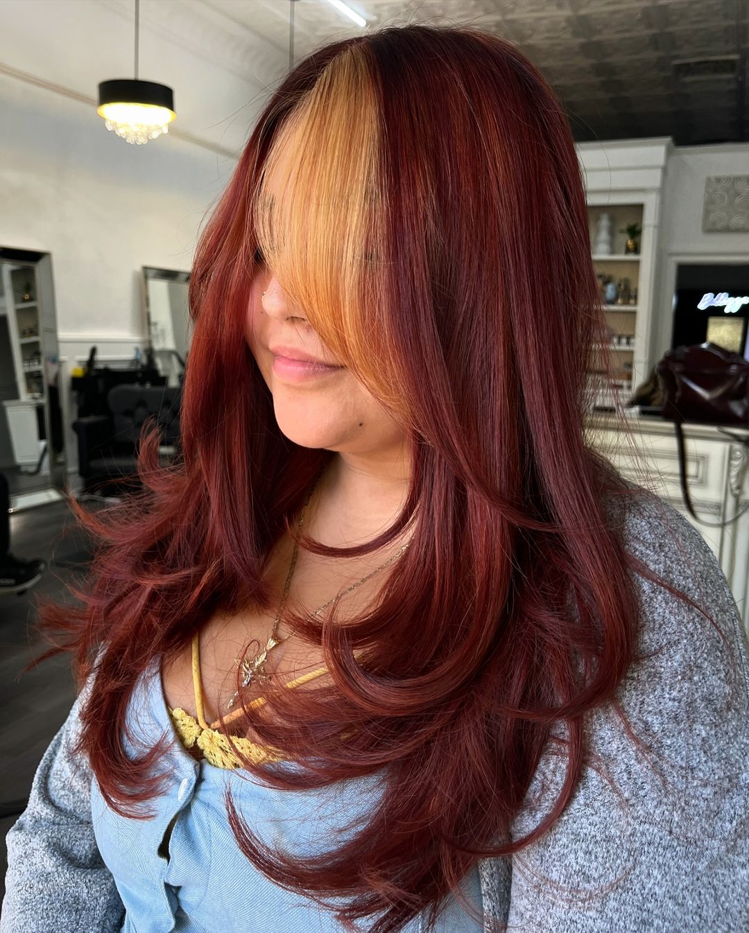 pelo rojo castaño con un toque de cobre claro