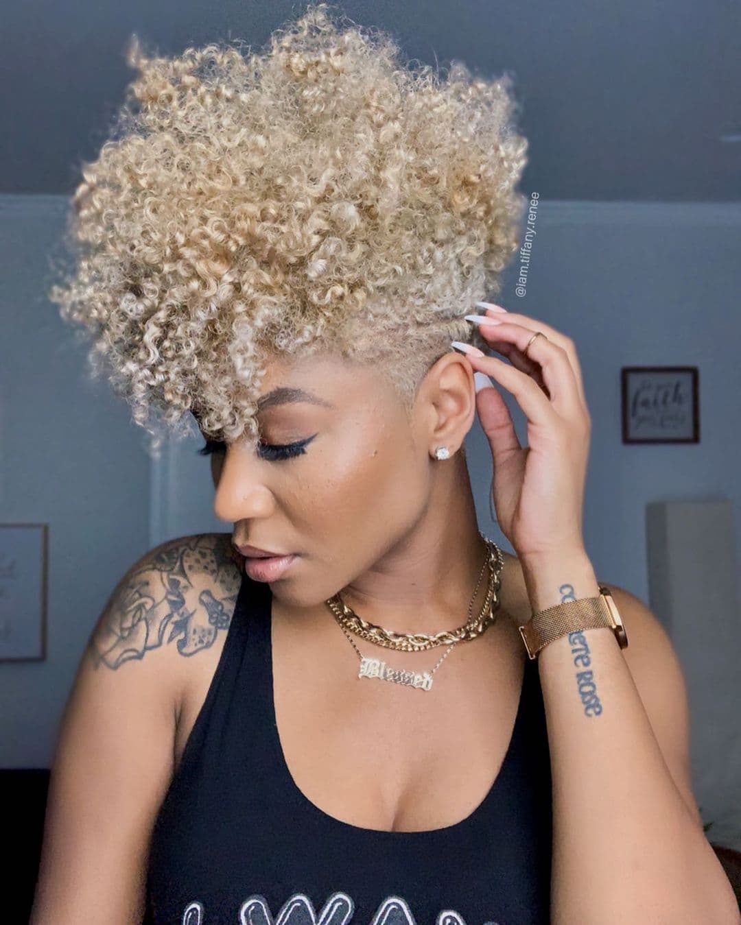 Coupe blonde effilée pour cheveux afro