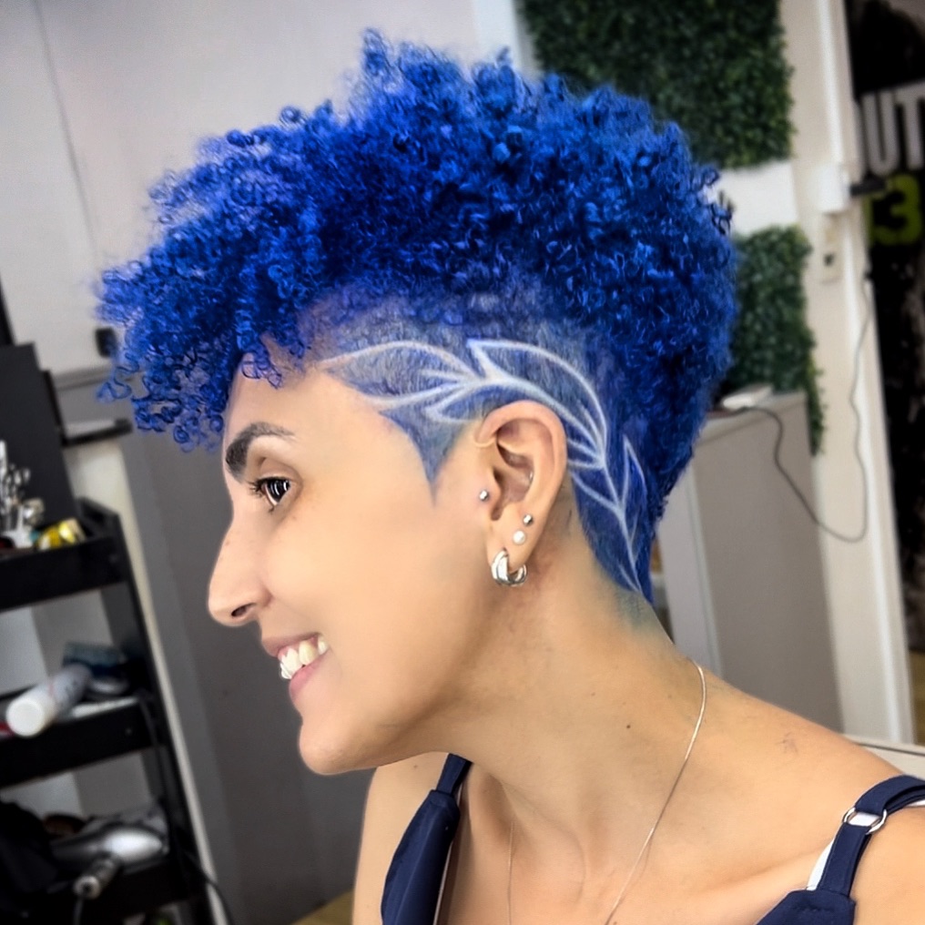 taglio conico funky blu per capelli afro