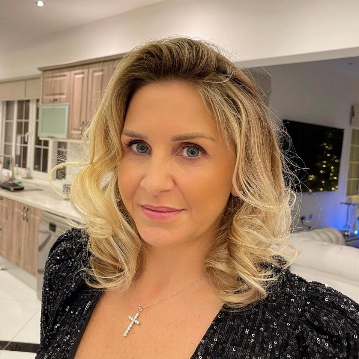 18-most-elegant-mother-of-the-groom-hairstyles-for-medium-hair