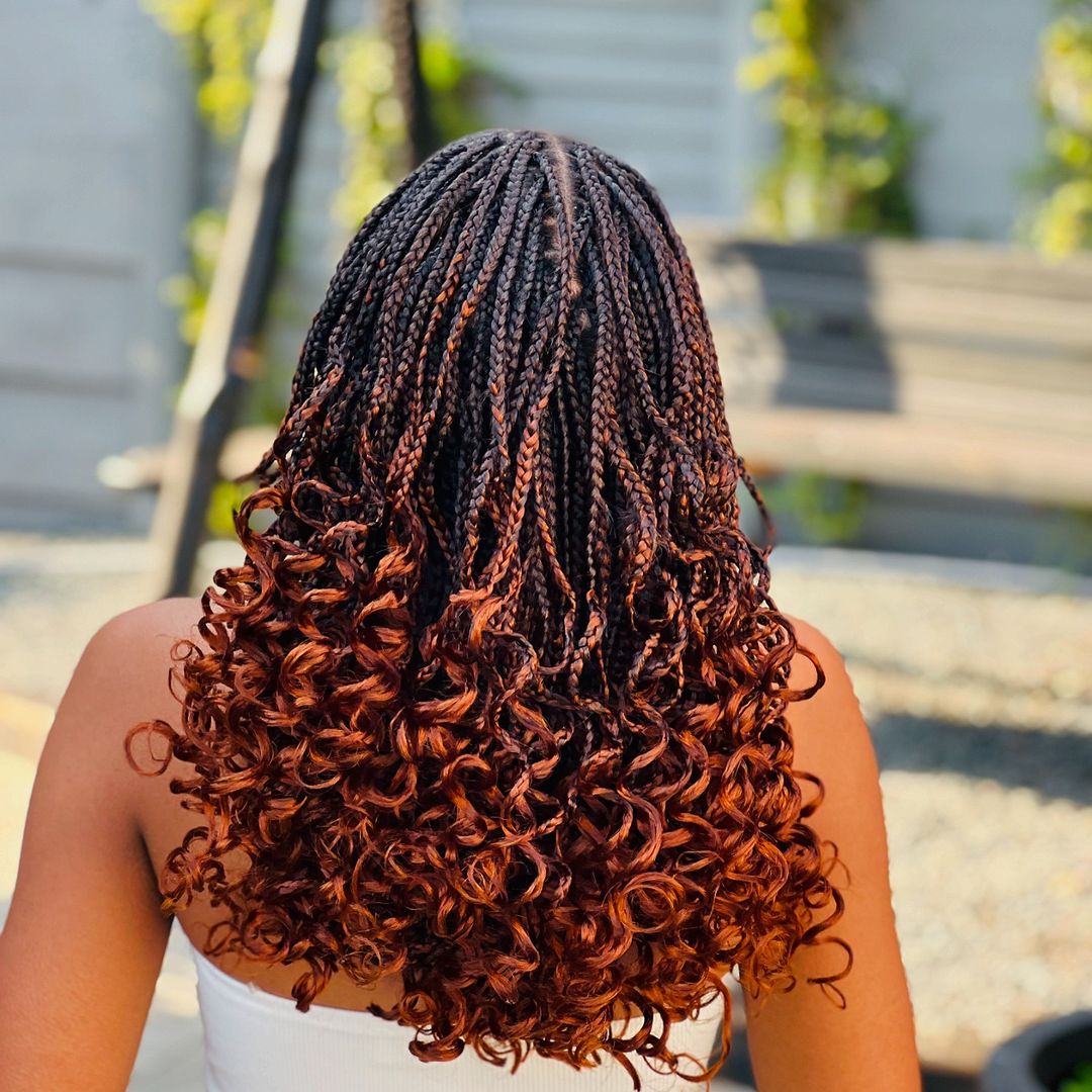 trenzas balayage rojas con puntas rizadas