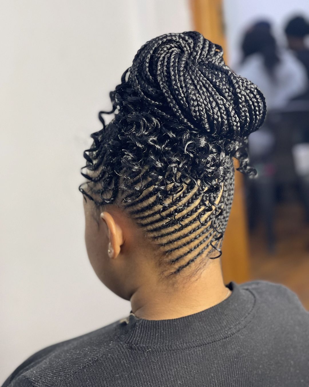 Gevlochten knot met cornrows en gekrulde uiteinden