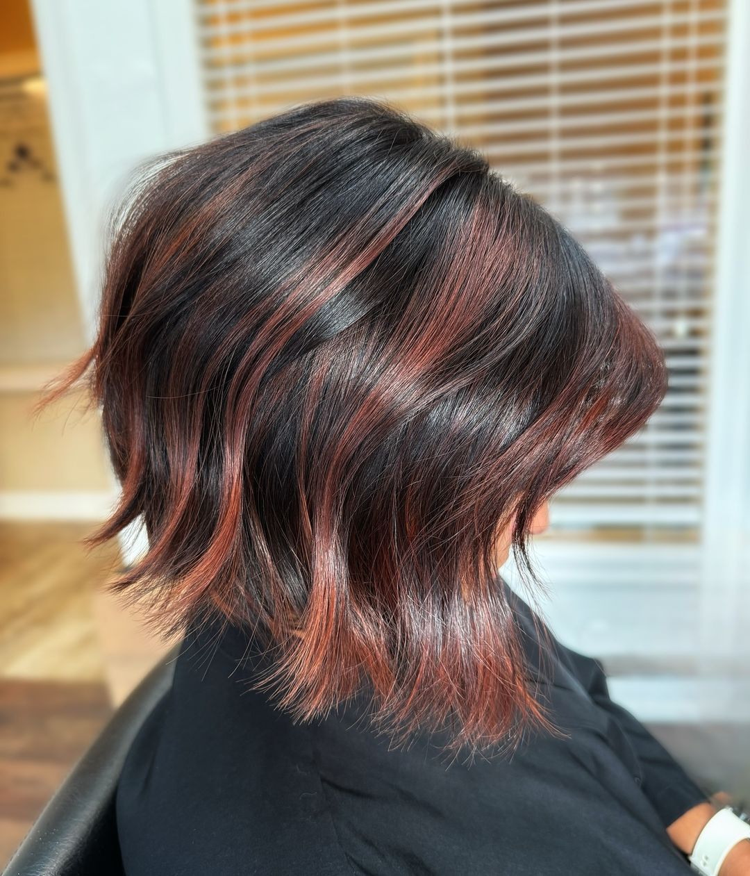 corte recto moreno con mechas rojo cobrizo