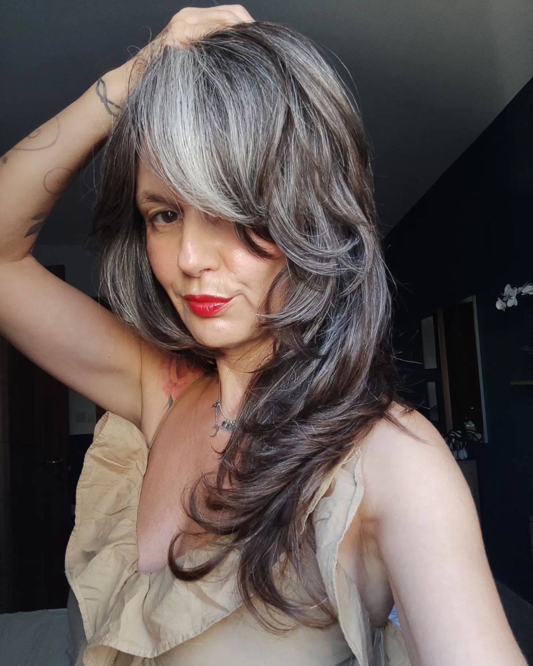 balayage brun sur cheveux gris