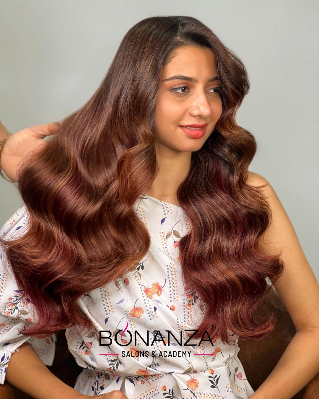 cabelo moreno com uma subtil cor de veludo vermelho