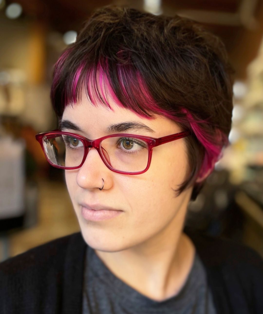 brunette pixie shag met magenta kiekeboe highlights