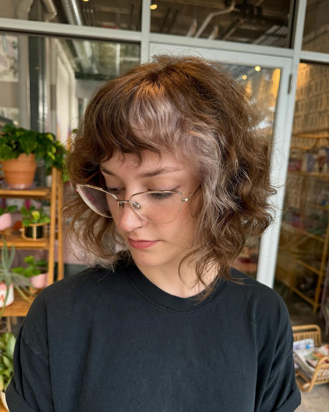 color blocked short stacked curly bob