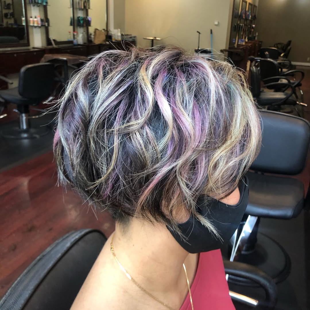 cabelo ondulado com mistura de cores