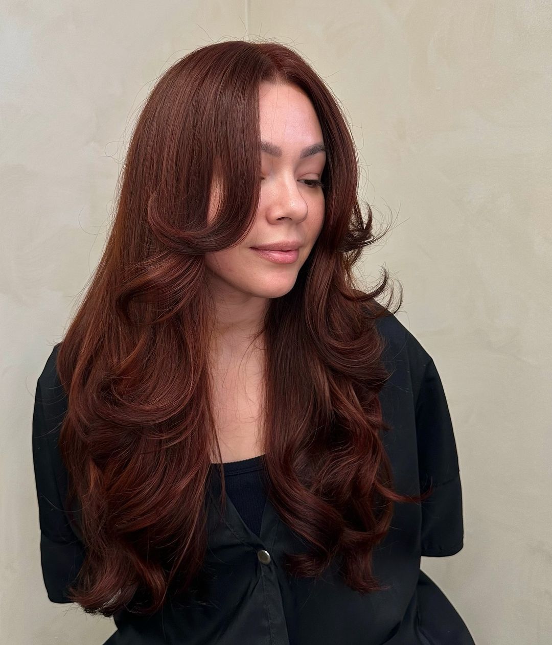 pelo castaño oscuro con matices rojos corte mariposa