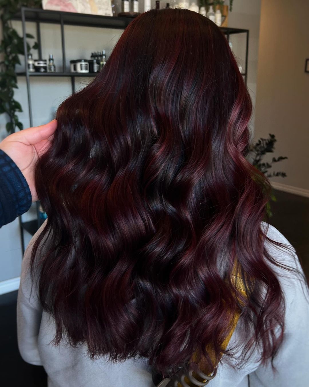 cheveux de velours rouge foncé